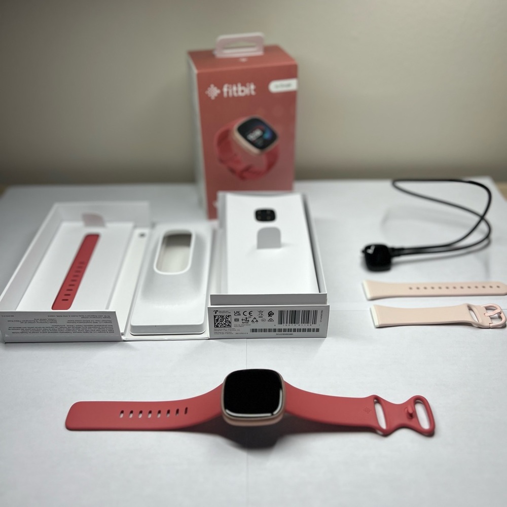 Nearly perfect Fitbit versa 4, Rose Gold, w 2 chargers & 3 bands